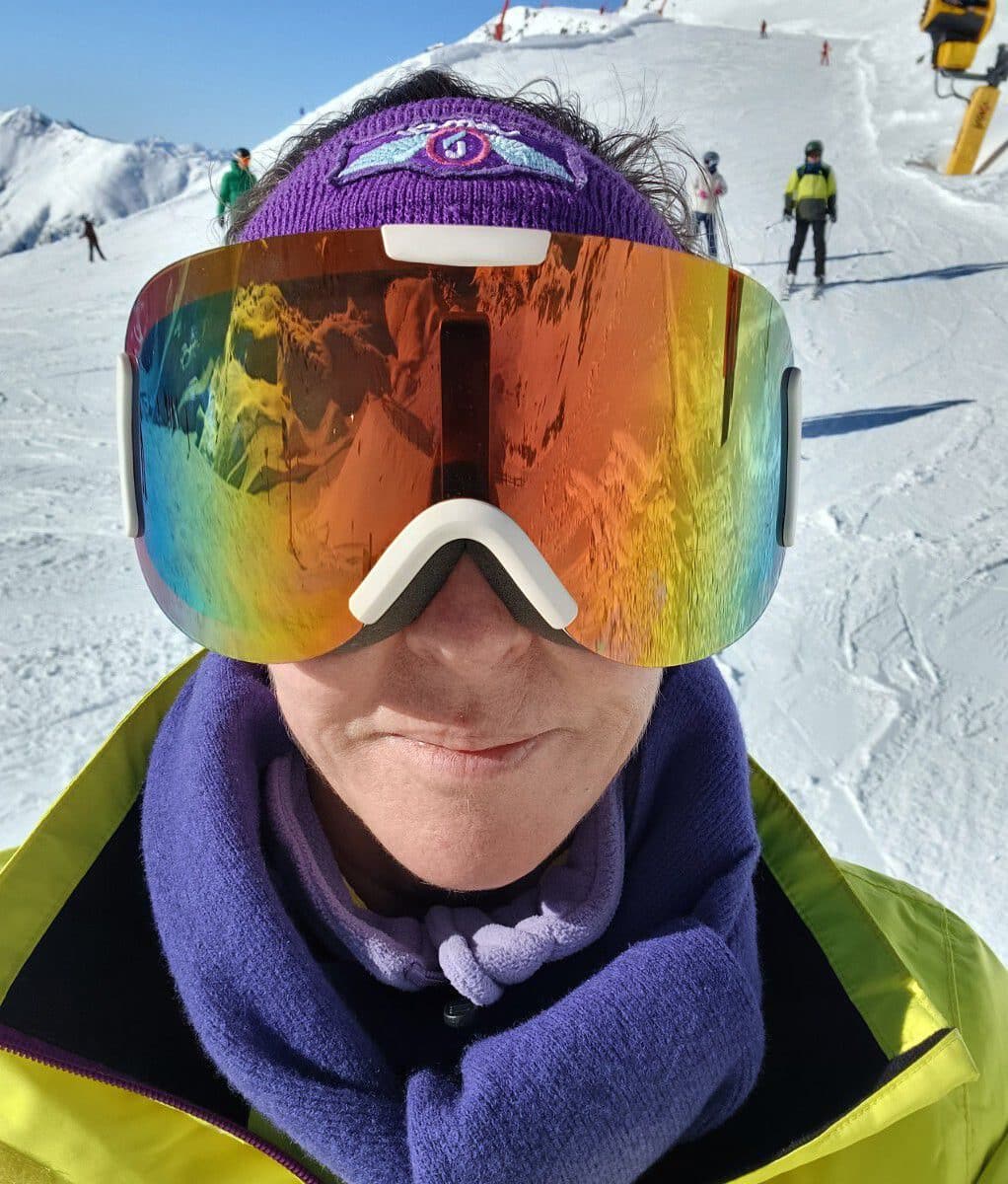 Frau mit Skibrille